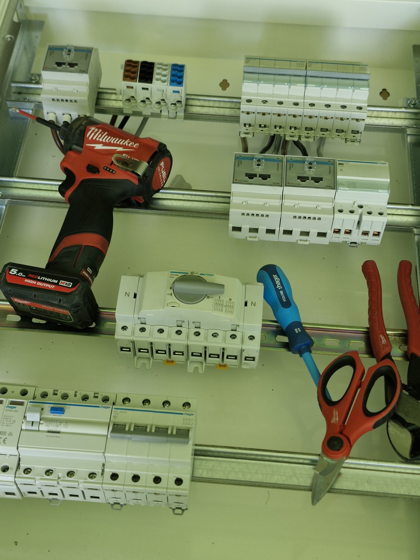 Sistem fotovoltaic 50 kW cu 64 kWh stocare – de la un on-grid nefuncțional la un ESS complet, în Prahova